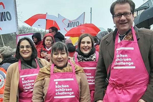 Für eine Kampagne band auch Sophia Schiebe, SPD-Landtagsabgeordnete aus Lübeck, mit Fraktionskolleginnen die Schürze um. Foto: SPD