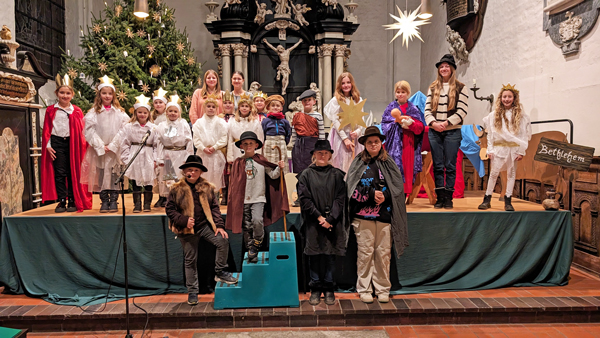 Der Weihnachtsstern weist den Weg: In großer Besetzung wird für das Krippenspiel in St. Lorenz Travemünde geprobt. Fotos: Helge Normann