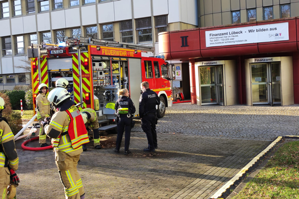 Die Feuerwehr Lübeck rückte mit zwei Löschzügen der Berufsfeuerwehr und insgesamt fünf Ergänzungseinheiten der Freiwilligen Feuerwehr zur Einsatzstelle aus. Fotos: STE