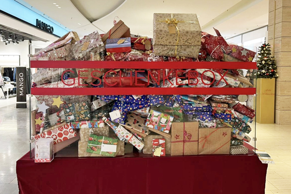 Die „Gläserne Geschenkebox“ war auch in diesem Jahr sehr gut gefüllt. Foto: Round Table 29