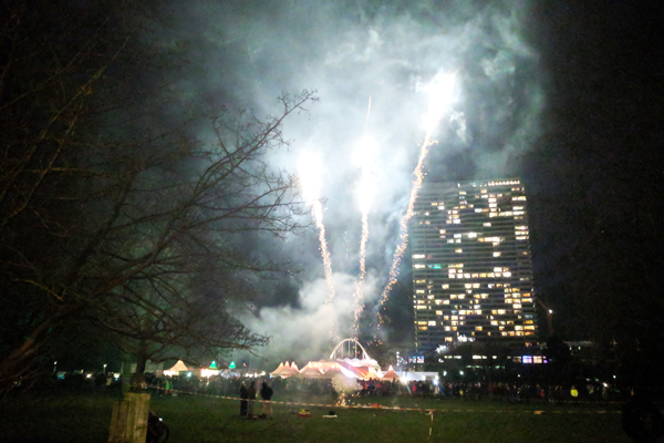 Einige Effekte, die als privates Feuerwerk erhältlich sind, kann man sich in Travemünde schon beim „Vorschießen“ am Rande des Neujahrsgartens anschauen. Foto: Archiv/HN