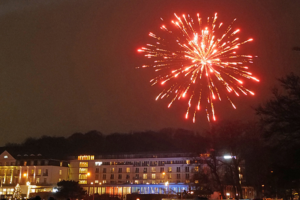 Das erste Feuerwerk des Jahres gibt es immer am Tag, bevor die „Kategorie 2“ verkauft werden darf, im Travemünder Neujahrsgarten. Fotos: Karl Erhard Vögele