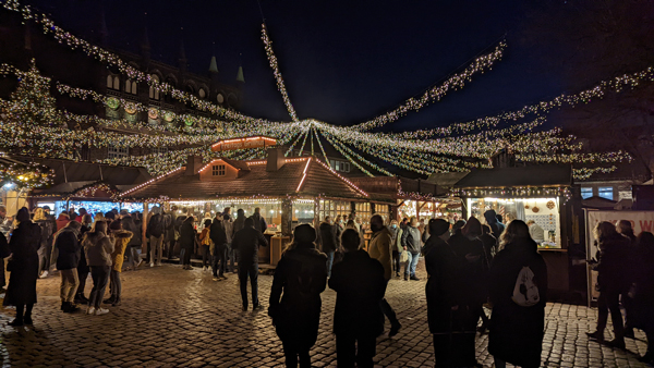 „Wir sind insgesamt sehr zufrieden mit dem Verlauf des Lübecker Weihnachtsmarktes und freuen uns, dass wir gemeinsam mit den Standbetreibern eine positive Bilanz ziehen können“, sagt Christian Martin Lukas zum Weihnachtsmarkt 2023. Foto: HN
