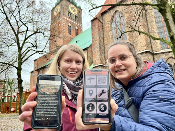 Svenja Behle (links) und Katharina Schneider vom Jugendpfarramt haben eine digitale Schnitzeljagd konzipiert, mit der Konfirmanden per Smartphone auf Entdeckungstour durch die Innenstadtkirchen gehen können. Foto: Bastian Modrow