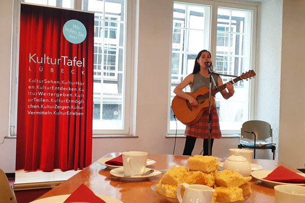 Singer-Songwriterin Gesa Daniel spielt für die Gäste der „Kultur-Kaffee-Tafel“. Foto: Veranstalter