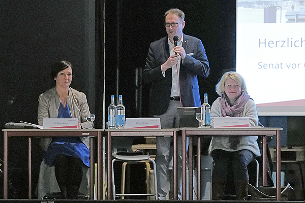Bürgermeister Jan Lindenau begrüßte die Travemünder Bürger zur ersten Stadtteilkonferenz des Jahres. Fotos: Karl Erhard Vögele