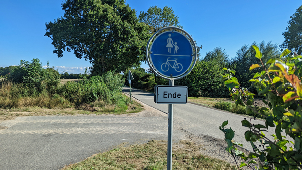 Auf Lübecker Stadtgebiet endet der gut ausgebaute und sichere Ratekauer Radweg. Auch nach Jahrzehnten scheiterte der „Lückenschluss“ zur Hansestadt. Foto: Archiv/HN