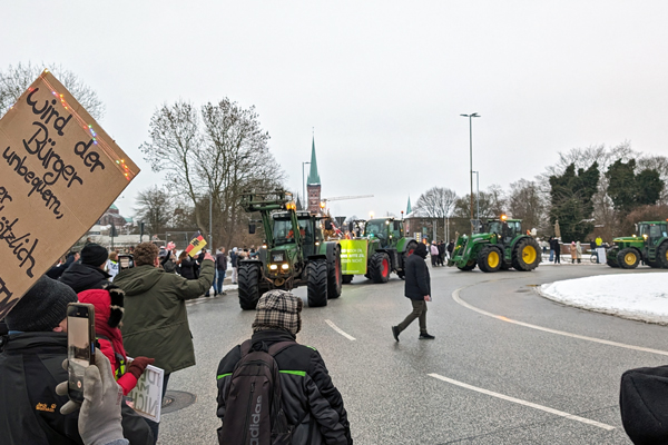 Für Dienstag sind erneut Trecker-Kolonnen in Lübeck angemeldet. Foto: HN