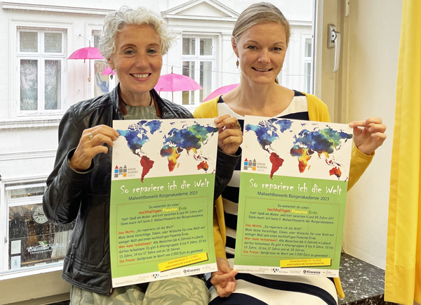 Belén Amodia und Irena Weber von der Bürgerakademie freuen sich auf kreative Einsendungen zum Thema „So repariere ich die Welt“. Foto: HL