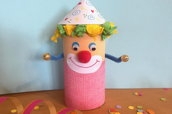 Anja Ritterhoff bastelt in der Kinder- und Jugendbibliothek mit Kindern von vier bis acht Jahren passend zur Faschingszeit einen Clown aus einer Toilettenpapierrolle. Foto: HL