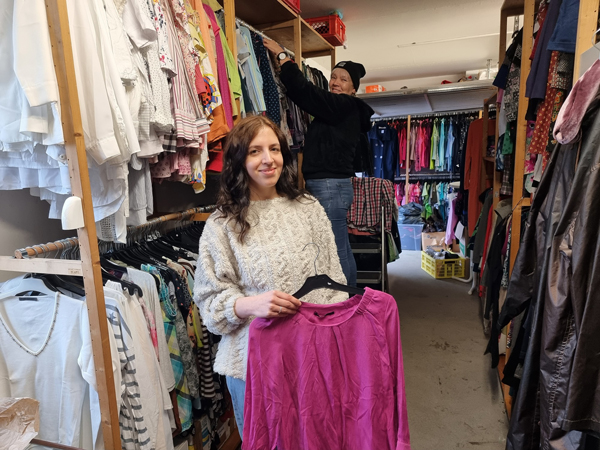 Neueröffnung: Ella und Tina sortieren im DRK-Secondhandladen „TextilReich“ am Herrendamm Kleidung ein. Foto: DRK Lübeck