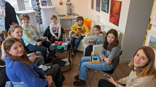 Künstlerin Inga Prasse (rechts) gestaltet mit Schülern das Buch von Kindern für Kinder über die Sorgen und Nöte der Ostsee. Fotos: Helge Normann