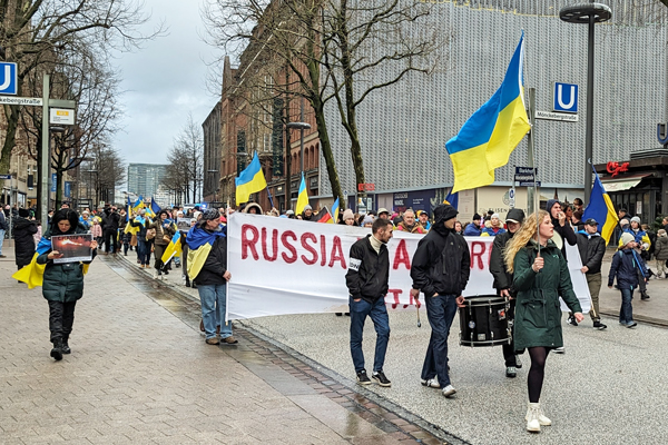 In vielen Städten (hier in Hamburg) soll es zum zweiten Jahrestag Aktionen gegen den Ukraine-Krieg geben. In Lübeck ist eine Kundgebung vor dem Rathaus angekündigt. Foto: Archiv/HN
