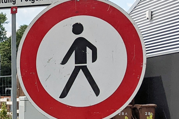 „Fußgänger müssen sich sicher und ungehindert bewegen können, ohne dass ihre Wege beeinträchtigt werden“, fordert der Verein „fuss e.V.“ Symbolbild: HN