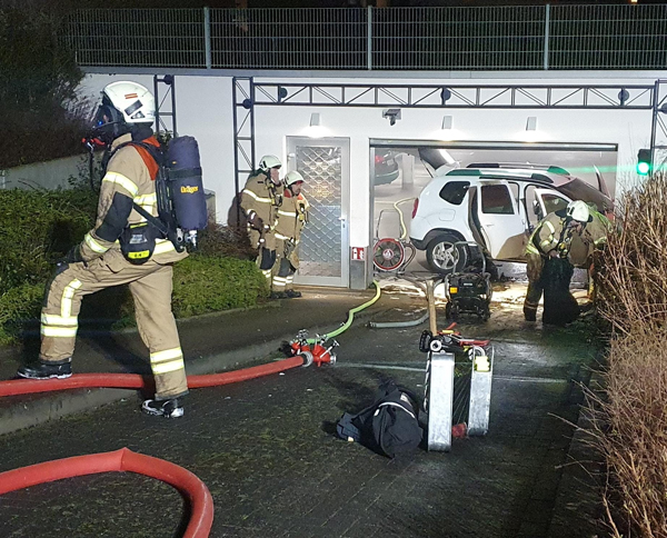 Beim anschließenden Öffnen des von außen unbeschädigten Dacia fing der Innenraum des Fahrzeugs an zu brennen. Fotos: Oliver Klink