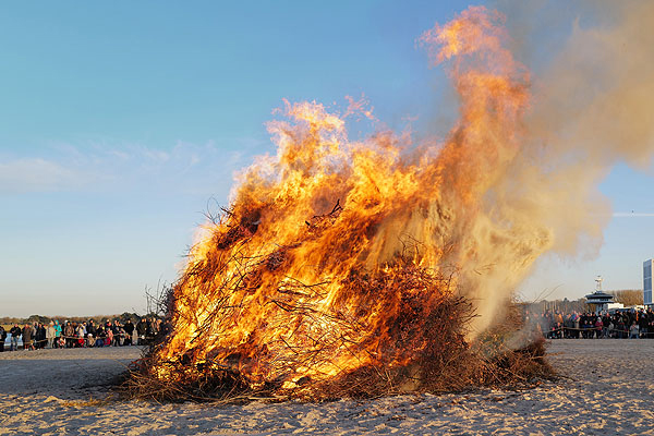 Das große Osterfeuer wird am Ostersamstag (30.03.) ab 20:00 Uhr am Travemünder Kurstrand brennen. Fotos: KEV/HN/LTM
