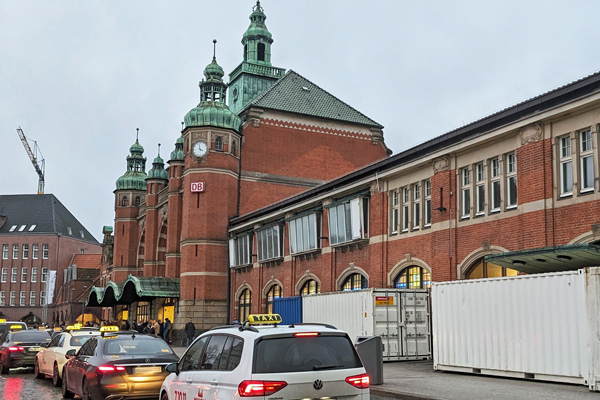 An fünf deutschen Hauptbahnhöfen machen Selbstporträts auf den individuellen Lebensweg der Betroffenen aufmerksam. Darunter auch in Lübeck. HN(1), ACHSE e.V. (2)