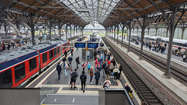 „Der Lübecker Hauptbahnhof ist ein integrierter Halbstundentaktknoten“, sagt Thomas Jahn von der Partei ‚Volt‘. Foto: HN