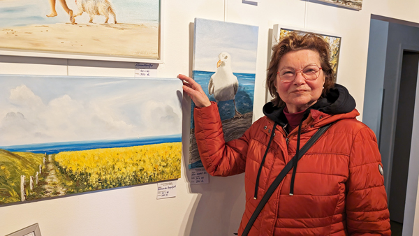 Christine Löwa präsentiert ihre Malerei von der Ostsee. Fotos: Helge Normann