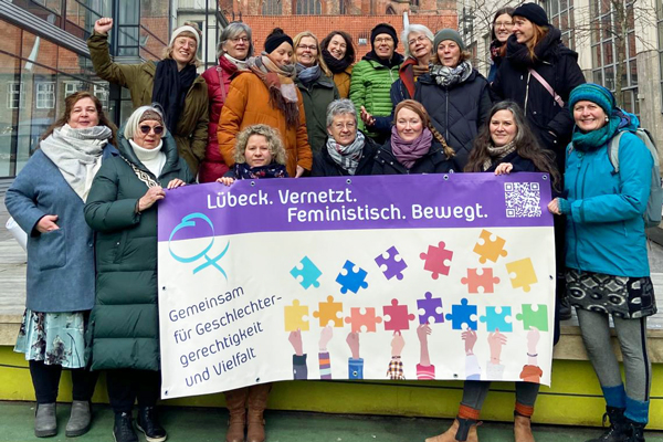 Das Netzwerk „Lübeck.Venetzt.Feministisch.Bewegt“ am Internationalen Frauentag. Foto: Frauenbüro HL