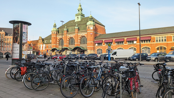 Gleich zwei Standorte für mehr als 1.000 Fahrrad-Stellplätze am Hauptbahnhof hat die Verwaltung ausgemacht. Lübecks politische Gremien sollen den Plan nun diskutieren und darüber entscheiden. Foto: Helge Normann