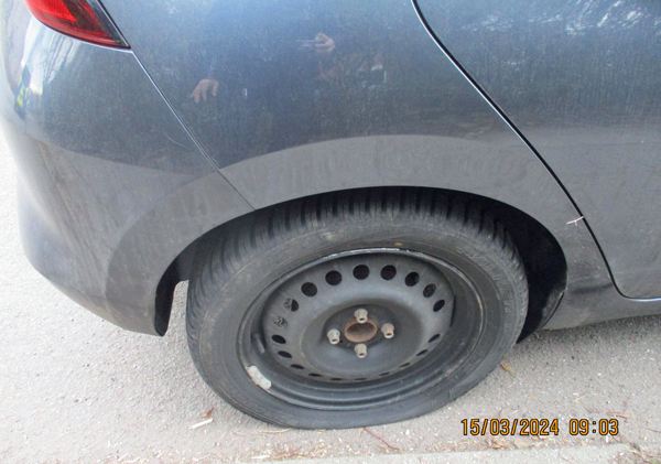 Bislang unbekannte Täter zerstachen die Reifen an mindestens 17 Fahrzeugen. Foto: Polizei