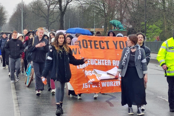 Für „Werte, die zu kurz kommen“, demonstrierten am Freitag rund 300 Lübecker Schüler. Fotos: STE