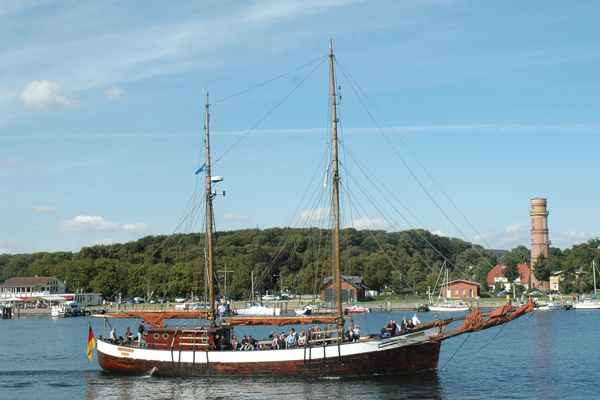 Das Traditionsschiff „Fridthjof“ in besseren Zeiten. In der Nacht zum 09. März 2024 ist es an seinem Liegeplatz in Lübeck gesunken. Jetzt soll das Schiff geborgen werden. Foto: Archiv/HN
