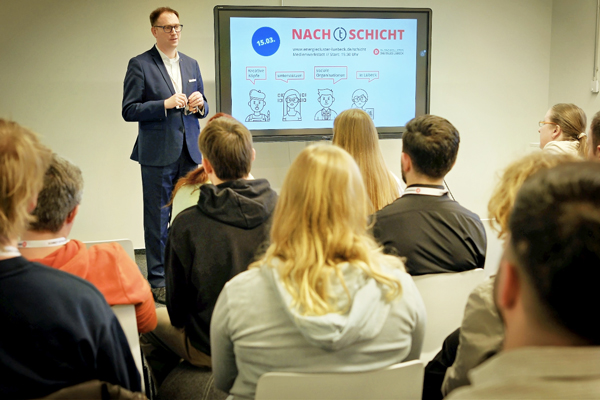 Am Freitag, 15. März 2024, hat die Premiere der NACH(t)SCHICHT in der Medienwerkstatt der Stadtwerke Lübeck stattgefunden. Foto: HL