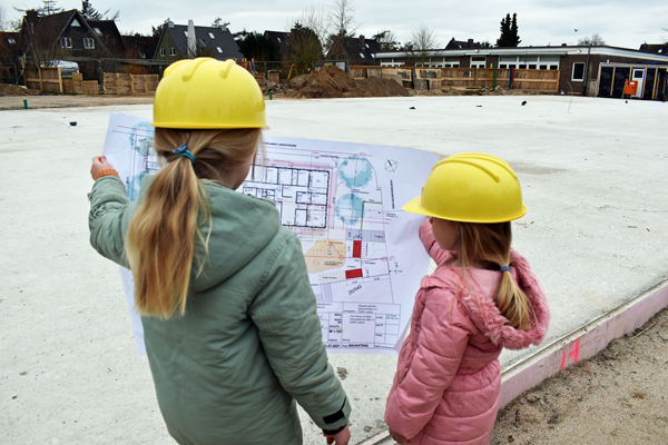 An der Baustelle geht es aktuell gut voran: Das Fundament ist gegossen, erste Wände und Dachelemente wurden errichtet. Fotos: Kitawerk Lübeck