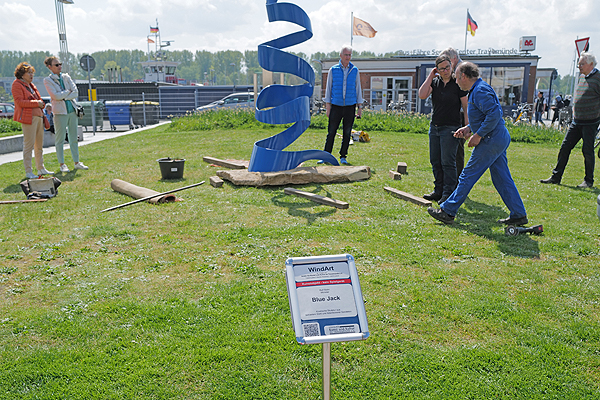 Zur Eröffnung der WindArt wird die neue Skulptur getauft. Foto: Karl Erhard Vögele