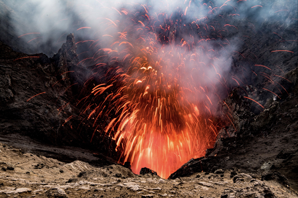 Der Yasur auf der Insel Tanna, die auf dem Pazifischen Feuerring liegt, ist mit bis zu 500 Eruptionen am Tag einer der aktivsten Vulkane der Erde. Foto: Michael Martin