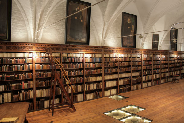 In den Osterferien bietet die Stadtbibliothek eine Familienführung durch die historischen Säle an. Foto: HL