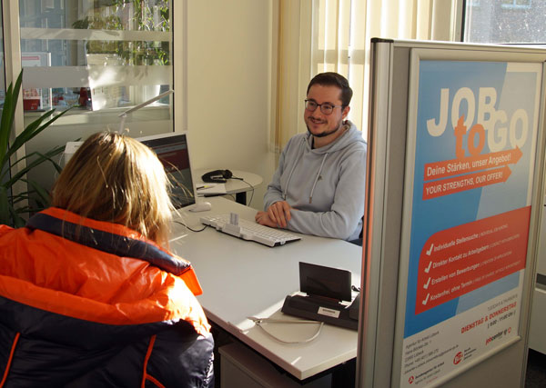 Aurel Henke vermittelt passende Jobs „to go“ Foto: Jobcenter Lübeck