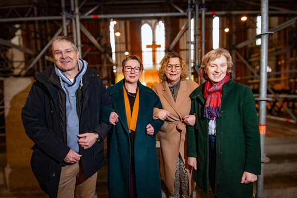 Dr. Hermann Junghans, Dagmar Hildebrand und Anette Röttger informierten sich bei Pröpstin Petra Kallies (Zweite von links) in St. Marien zu Lübeck über die notwendigen Baumaßnahmen. Foto: Lena Modrow