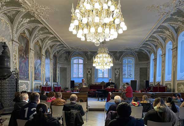 Eröffnet wurde die Veranstaltung durch Grußworte des Lübecker Stadtpräsidenten, Herrn Klaus Puschaddel. Foto: Forums für Migrantinnen und Migranten in der Hansestadt Lübeck