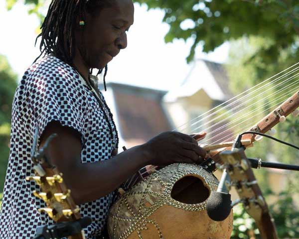 Der Musiker Mamoudou Diarra aus Burkina Faso spielt am Freitag im Stadtteilzentrum Brolingplatz. Foto: Veranstalter