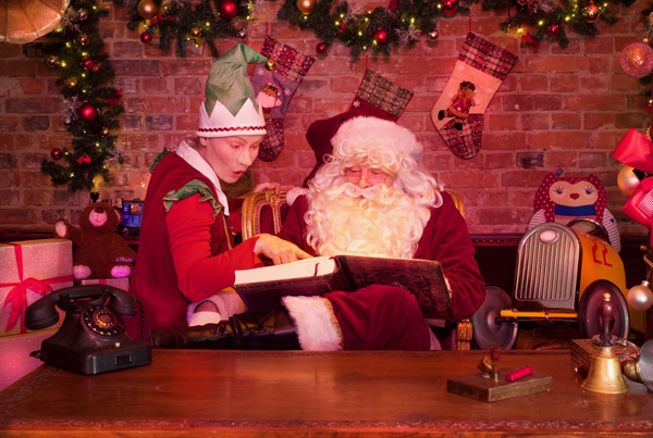 Der Weihnachtsmann freut sich auf Gedichte, Geschichten oder Wünsche. Foto: Theater Liebreiz