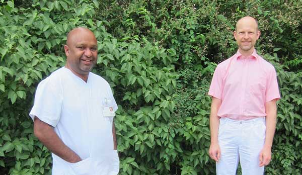 Von links: PD Dr. Vinodh Kakkassery, Oberarzt der Klinik für Augenheilkunde, und PD Dr. Malte Ziemann, Oberarzt des Instituts für Transfusionsmedizin. Foto: UKSH.