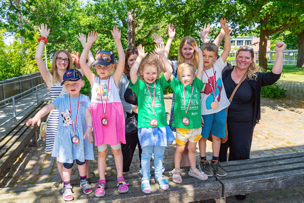 Insgesamt 19 Kinder aus der Badendorfer Spatzennest nahmen mit ihren Exponaten am Wettbewerb der TH Lübeck teil. Sie freuten sich über den dritten Platz, Medaillen und T-Shirts. Fotos: JUH
