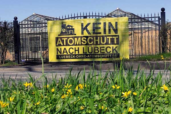 Die Bürgerinitiative Lübeck ohne Atomschutt macht in der Vergangenheit mit auffälligen Bannern auf ihre Forderung aufmerksam. Foto: Archiv/BI