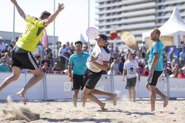 Wie bereits beim Travemünder Beachhandball-Cup 2019, soll auch dieses Jahr viel Action geboten werden. Fotos: Beach-Cup/John Garve.