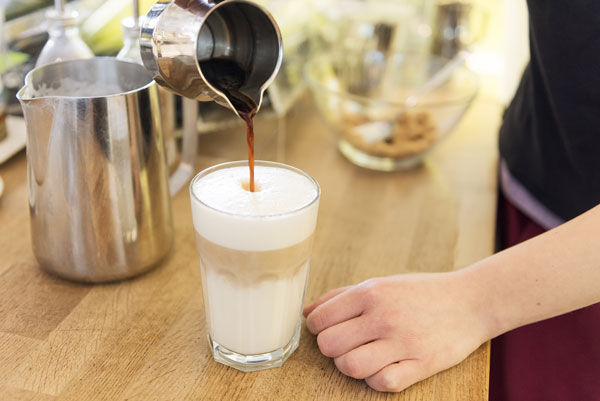 Ab heute kommt, unter anderem für Kaffeespezialitäten, Bio-Milch von Dehlwes zum Einsatz. Foto: Timo Wilke/Studentenwerk SH

