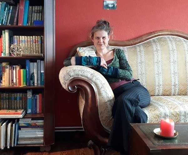 Märchenerzählerin Birte Bernstein packt ihren Koffer voller Geschichten am Freitag wieder in der Stadtbibliothek aus. Foto: Archiv