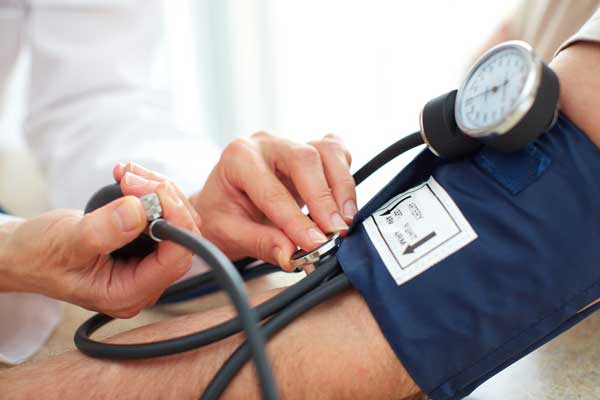 Bluthochdruck ist Risikofaktor Nummer eins für Herzinfarkt oder Schlaganfall. Daher gilt: Regelmäßig Blutdruck messen. AOK/hfr.