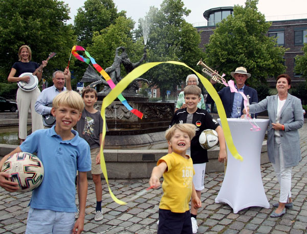 25 Jahre Marktbrunnen in Bad Schwartau. Bunt, fröhlich und mit ganz viel Musik wird am Peterich-Brunnen mit allen Bürgern gefeiert. Foto: Bürgerverein