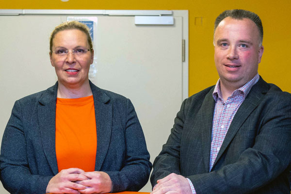 Liane Rüther und Jens Zimmermann informieren über den Schutz vor Betrügern.