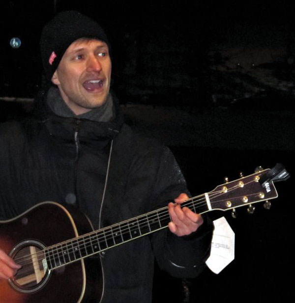 Calin Valentiner begleitet die Tour musikalisch.