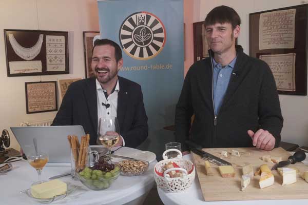 Die Moderatoren Niko Raap, Round Table 29 und Wolf Wagener, Käse-Scout, freuen sich über das erfolgreiche Cheese Tasting. Foto:
