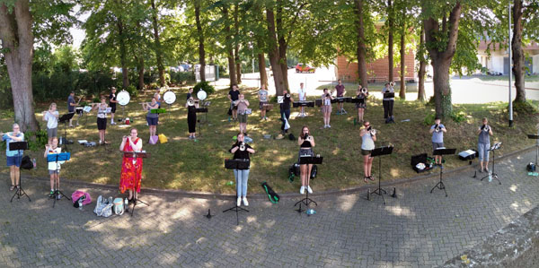 Im Freien und mit Abstand: Die Deutsche Jugend-Brassband hat die Proben wieder aufgenommen und hofft auf erste Auftritte nach den Ferien. Foto: DJB